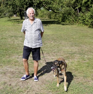 Dieter Tiedtke mit seinem Hund 