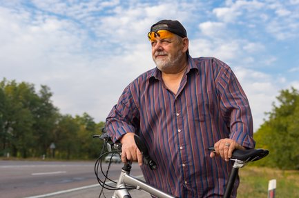 Adipositas - Mann beim Fahrradfahren
