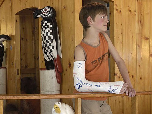 Junge mit gebrochenen Arm