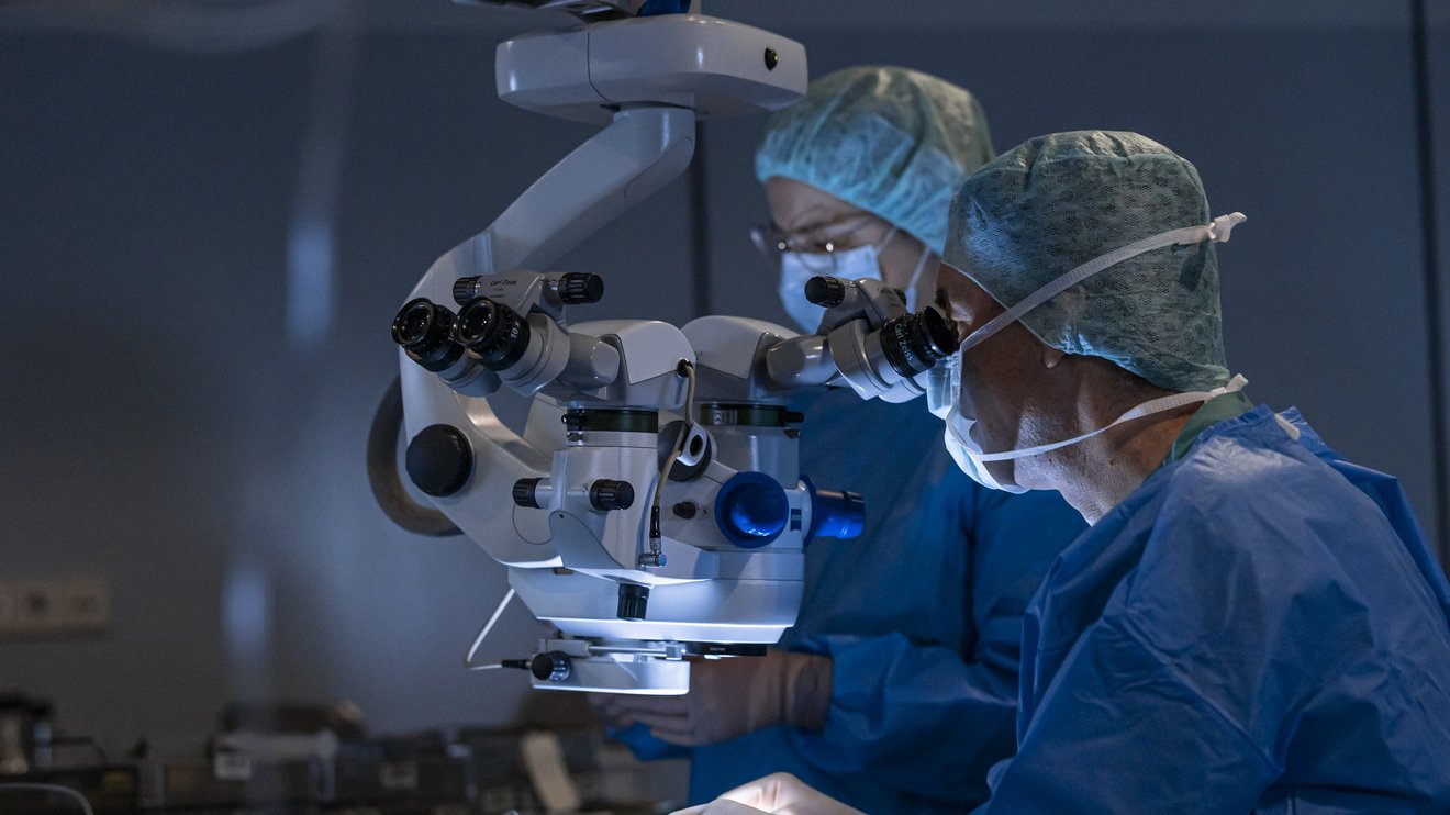 Ärzte operieren Augenverletzungen