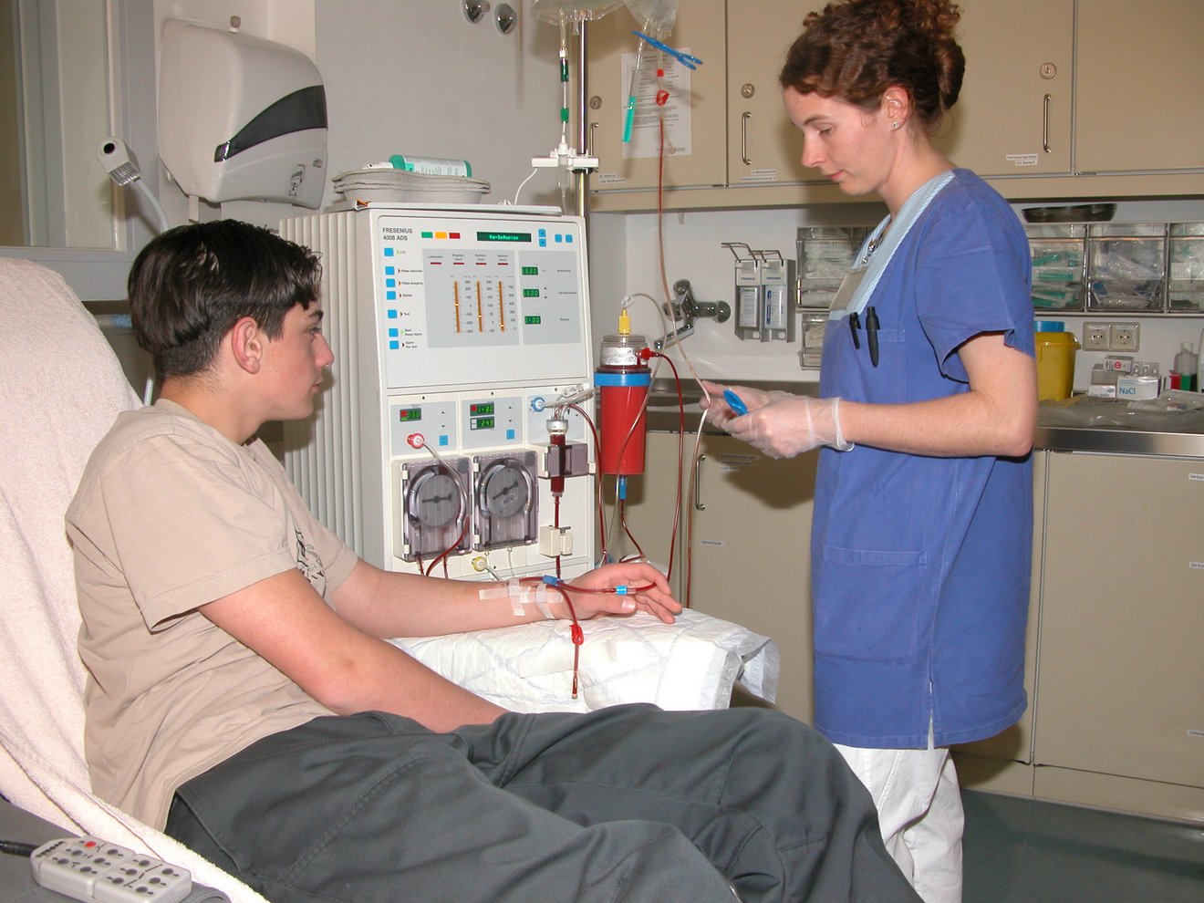 Ein Jugendlicher ist an einem Dialysegerät angeschlossen
