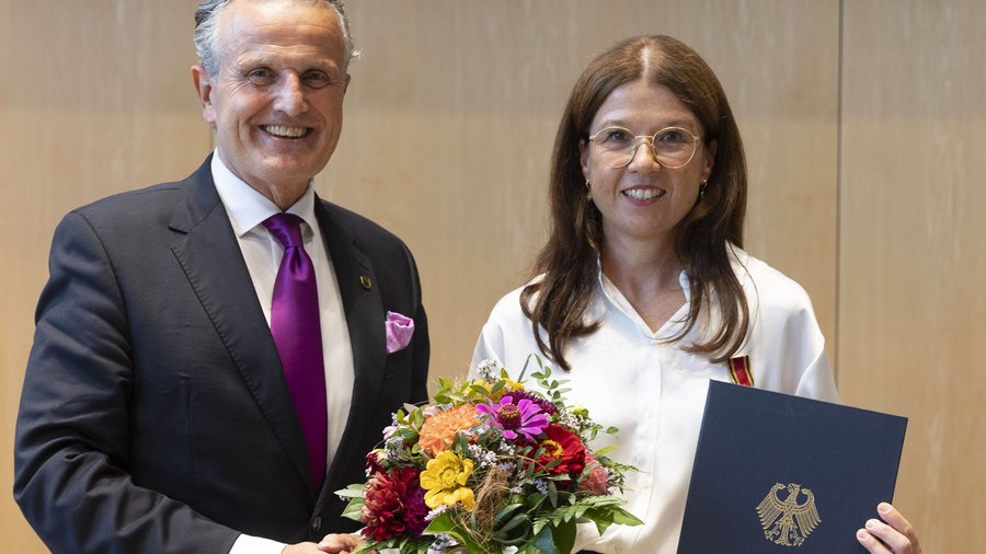 Oberbürgermeister Dr. Frank Nopper und PD Dr. Claudia Blattmann bei der Verleihung des Bundesverdienstkreuzes Bildnachweis