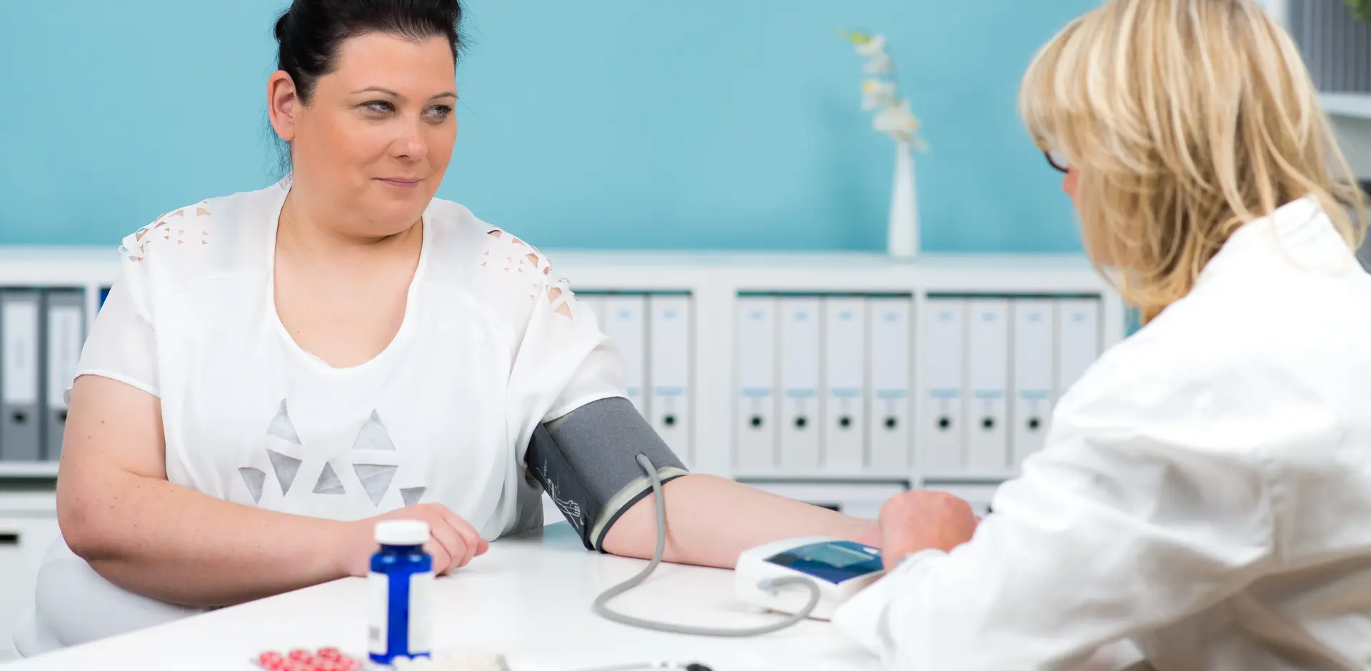 Blutdruckmessen Arzt und Patientin