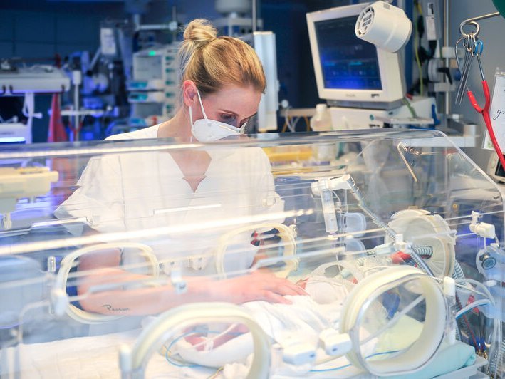 Versorgung eines Frühgeborenen im Inkubator