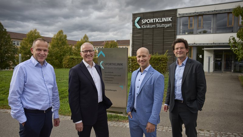 Dr. Patrik Reize und Prof. Christian Knop (Ärztliche Direktoren Unfallchirurgie und Orthopädie im Klinikum Stuttgart), PD Dr. Michael Schlumberger, Prof. Dr. Jan Steffen Jürgensen (Vorstand Klinikum Stuttgart)